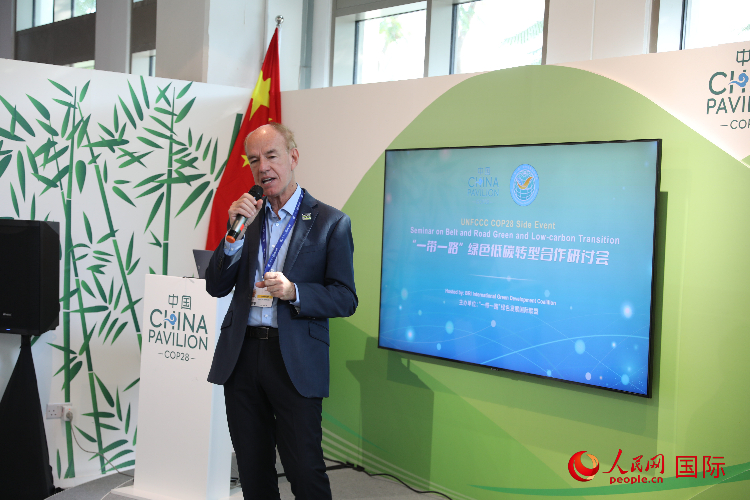 綠色聯(lián)盟聯(lián)合主席、世界自然基金會國際特使蘭博蒂尼在“一帶一路”綠色低碳轉(zhuǎn)型合作研討會上發(fā)言。人民網(wǎng)記者 張志文攝