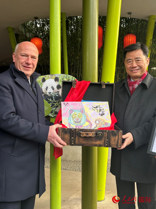 吳墾大使和韋格納市長(zhǎng)手捧德國(guó)兒童為“夢(mèng)想”“夢(mèng)圓”準(zhǔn)備的手繪“送別大禮包”。人民網(wǎng)記者 徐馨攝