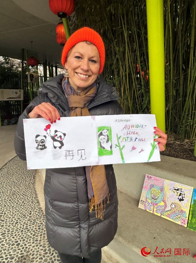 桑德拉和德國(guó)小朋友們的作品。右圖寫著“祝福好運(yùn)，再見(jiàn) Pit和Paule（“夢(mèng)想”“夢(mèng)圓”的德語(yǔ)名字）”。人民網(wǎng)記者 徐馨攝