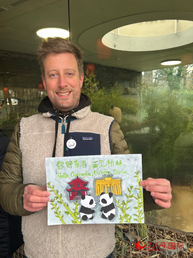 特別從法國(guó)趕來(lái)送別“夢(mèng)想”“夢(mèng)圓”的專業(yè)級(jí)熊貓粉絲 Pouille先生和此次征集的兒童作品。人民網(wǎng)記者 徐馨攝