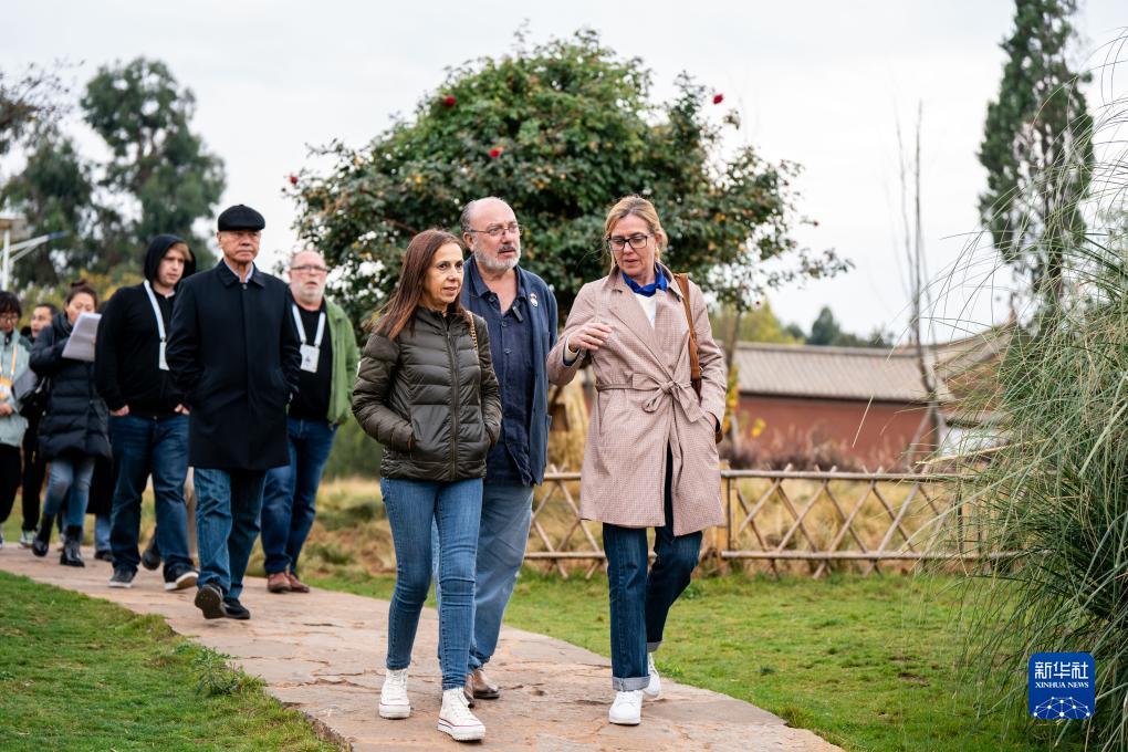 12月6日，世界媒體峰會參會代表在昆明市晉寧區(qū)小漁村參觀。新華社記者 胡超 攝