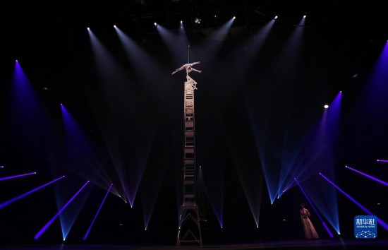 12月8日，演員在法國巴黎舉行的中國雜技“奇妙之夜”演出上表演《高椅》。新華社記者 高靜 攝