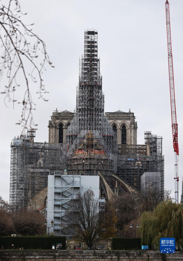 這是12月8日在法國巴黎拍攝的修復中的巴黎圣母院。新華社記者 高靜 攝