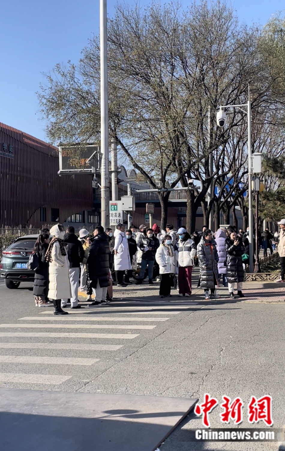 不少家長(zhǎng)和老師在考場(chǎng)外等候。袁秀月 攝