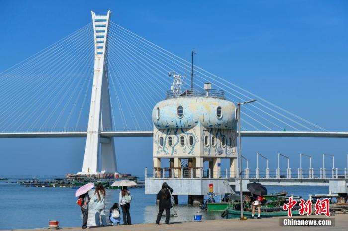 圖為游客在文昌鋪前漁港游玩。<a target='_blank' href='/' _fcksavedurl='/' ><p  align=