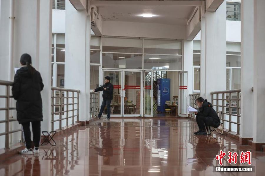 資料圖：幾位考研學(xué)生在南昌大學(xué)教學(xué)樓的天橋上復(fù)習(xí)備考。劉力鑫 攝