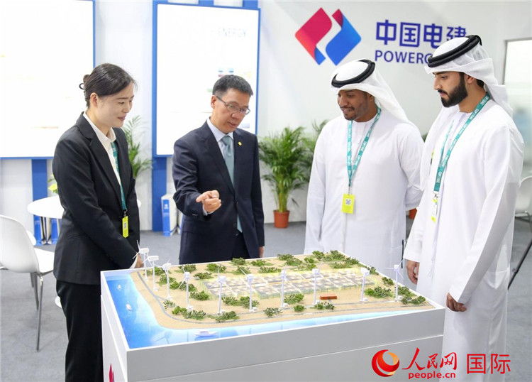 訪客在中國電建展臺(tái)參觀風(fēng)電項(xiàng)目沙盤。人民網(wǎng) 塔里克·易卜拉欣攝