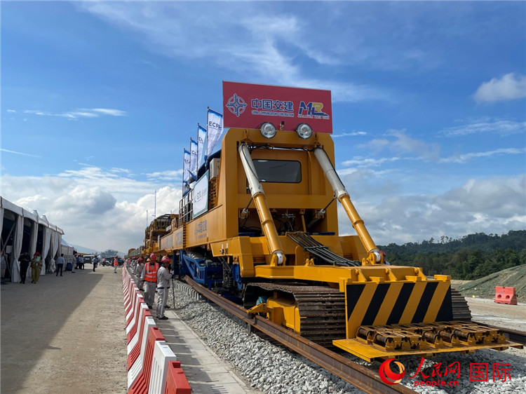 馬東鐵項(xiàng)目軌道工程啟動(dòng)儀式現(xiàn)場。人民網(wǎng)記者 劉慧攝