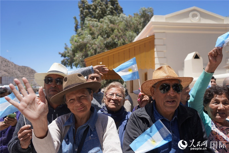 圖為當(dāng)?shù)孛癖娮园l(fā)舉行慶?;顒?dòng)。人民網(wǎng)記者 許放攝