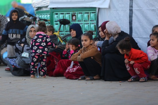 這是12月3日在加沙地帶代爾拜拉赫一家醫(yī)院拍攝的流離失所的巴勒斯坦人。新華社發(fā)