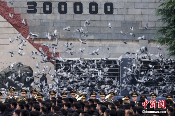 12月13日是第十個(gè)南京大屠殺死難者國(guó)家公祭日。當(dāng)天上午，南京大屠殺死難者國(guó)家公祭儀式在侵華日軍南京大屠殺遇難同胞紀(jì)念館舉行。圖為國(guó)家公祭儀式現(xiàn)場(chǎng)。中新社記者 泱波 攝