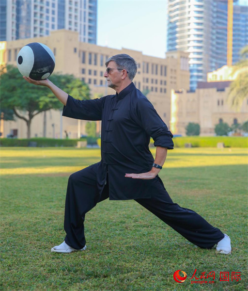 羅伯特在練習(xí)太極球。人民網(wǎng) 塔里克·易卜拉欣攝