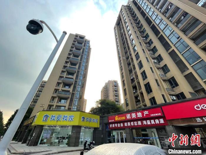 多家房地產(chǎn)中介。 蘇婷 攝