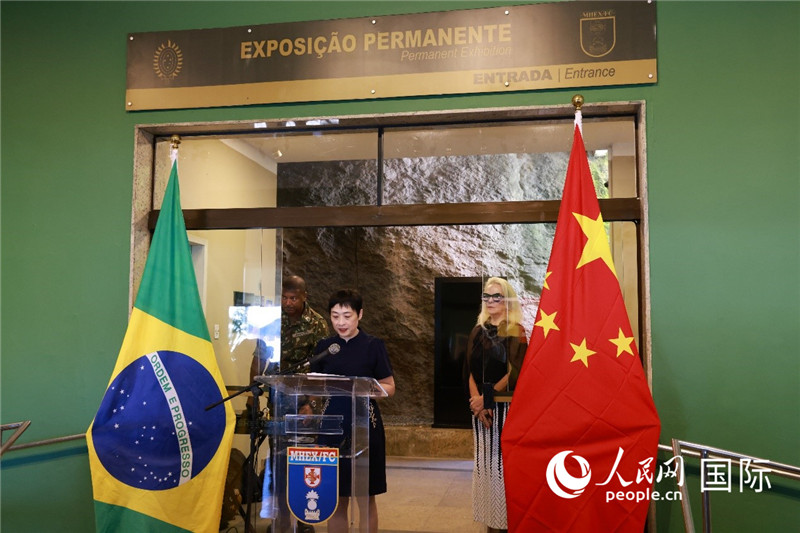 中國(guó)駐里約總領(lǐng)事田敏在攝影展開(kāi)幕式上致辭。 人民網(wǎng)記者 陳海琪攝