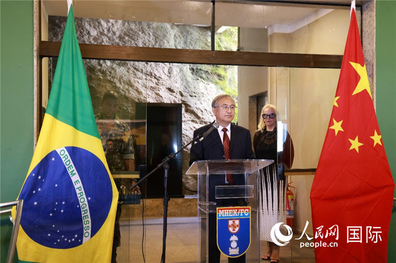 中國(guó)攝影家協(xié)會(huì)駐會(huì)副主席鄭更生在攝影展開(kāi)幕式上致辭。 人民網(wǎng)記者 陳海琪攝