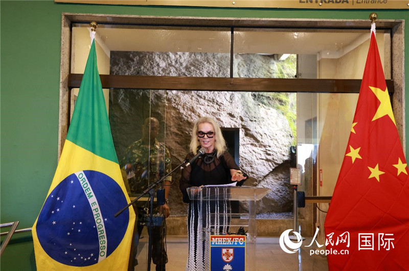 山河文化促進(jìn)中心執(zhí)行總裁瑪西婭·梅爾基奧爾在攝影展開(kāi)幕式上致辭。 人民網(wǎng)記者 陳海琪攝