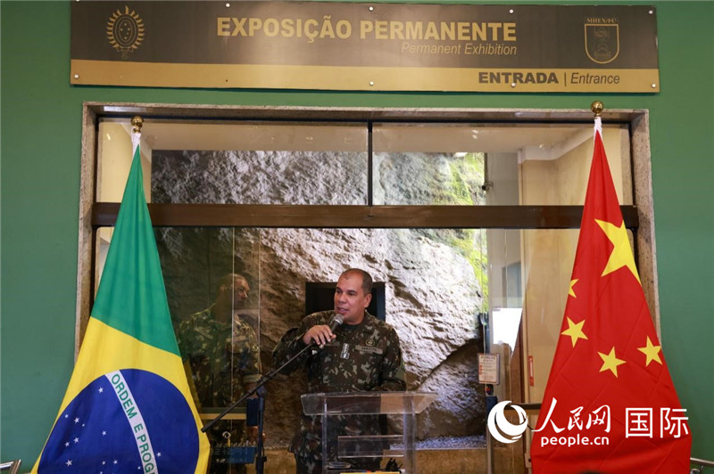 科帕卡瓦納要塞司令亞歷山大·羅伯托在攝影展開(kāi)幕式上致辭。 人民網(wǎng)記者 陳海琪攝