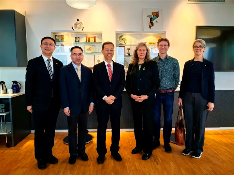 中國駐瑞典大使崔愛民（左三）會見瑞典農(nóng)業(yè)大學(xué)校長薇迪（左四）。中國駐瑞典大使館供圖。
