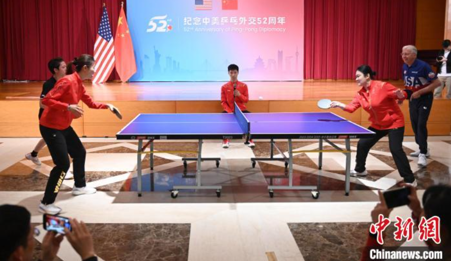 當(dāng)?shù)貢r(shí)間12月13日，中國(guó)駐美使館在華盛頓舉辦慶?；顒?dòng)紀(jì)念中美乒乓外交52周年。圖為丁寧、劉偉、戴爾等中美運(yùn)動(dòng)員上演混雙表演賽。中新社記者 陳孟統(tǒng) 攝