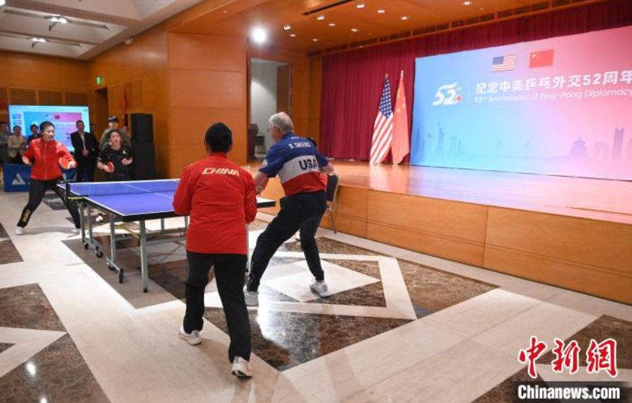 當(dāng)?shù)貢r(shí)間12月13日，中國(guó)駐美使館在華盛頓舉辦慶?；顒?dòng)紀(jì)念中美乒乓外交52周年。圖為丁寧、劉偉、戴爾等中美運(yùn)動(dòng)員上演混雙表演賽。中新社記者 陳孟統(tǒng) 攝
