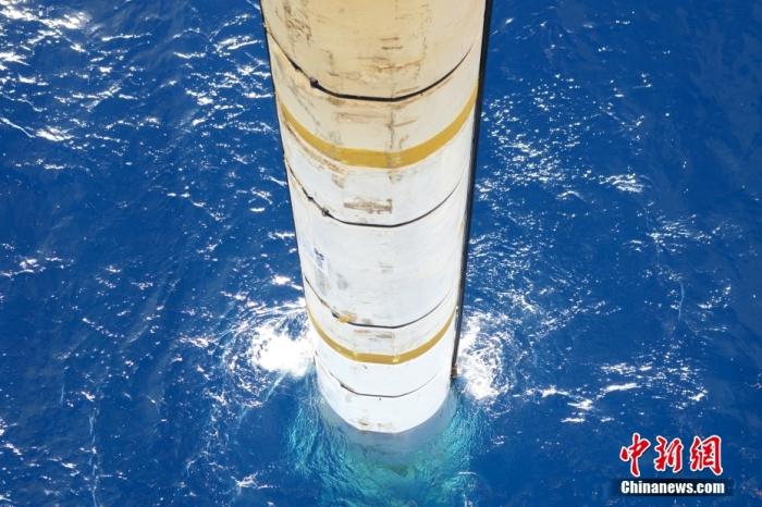 鉆井平臺(tái)上伸入海中的設(shè)備。<a target='_blank' href='/' _fcksavedurl='/' ><p  align=
