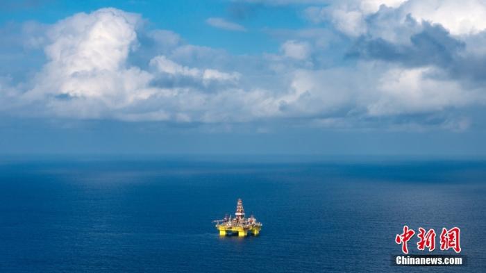 遠(yuǎn)眺中國(guó)海油982鉆井平臺(tái)。<a target='_blank' href='/' _fcksavedurl='/' ><p  align=