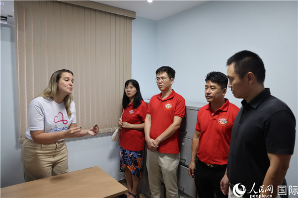 王尉育等人參觀并了解協(xié)會活動場所及設(shè)施。人民網(wǎng)記者 時元皓攝