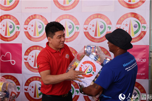 鄭俠茂向癌癥患者捐贈食品籃。人民網(wǎng)記者 時元皓攝