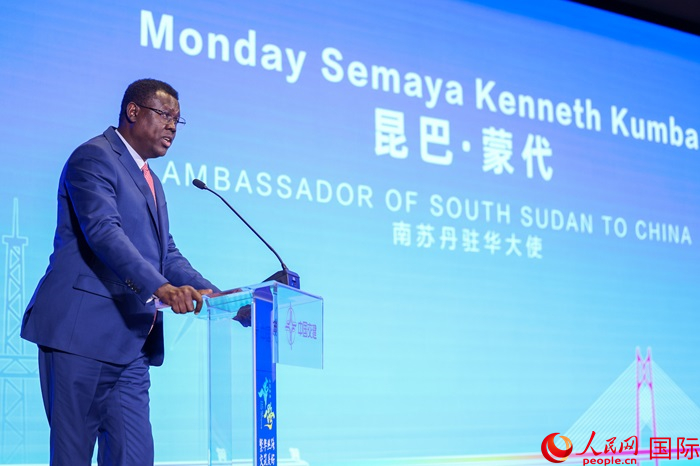 南蘇丹駐華大使蒙代在發(fā)布會(huì)上致辭。人民網(wǎng)記者 趙益普攝
