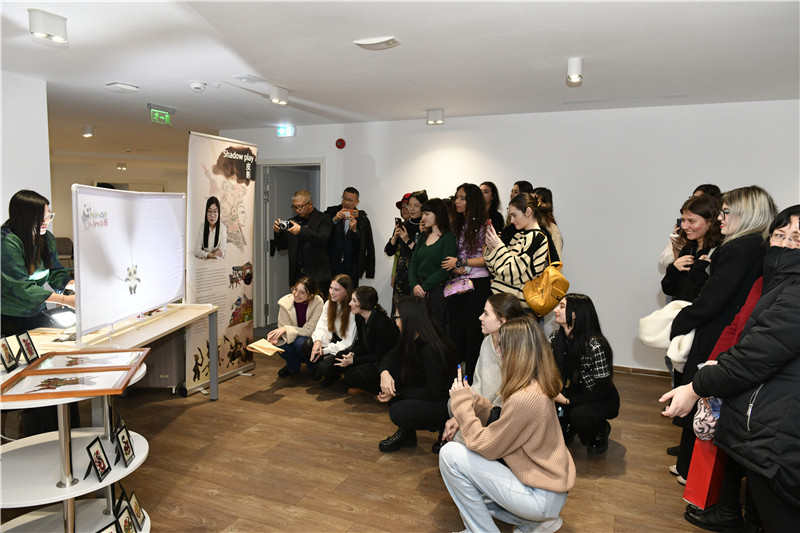 圖為觀眾欣賞帶有“你好中國(guó)”標(biāo)識(shí)的皮影展示。 布加勒斯特中國(guó)文化中心供圖。