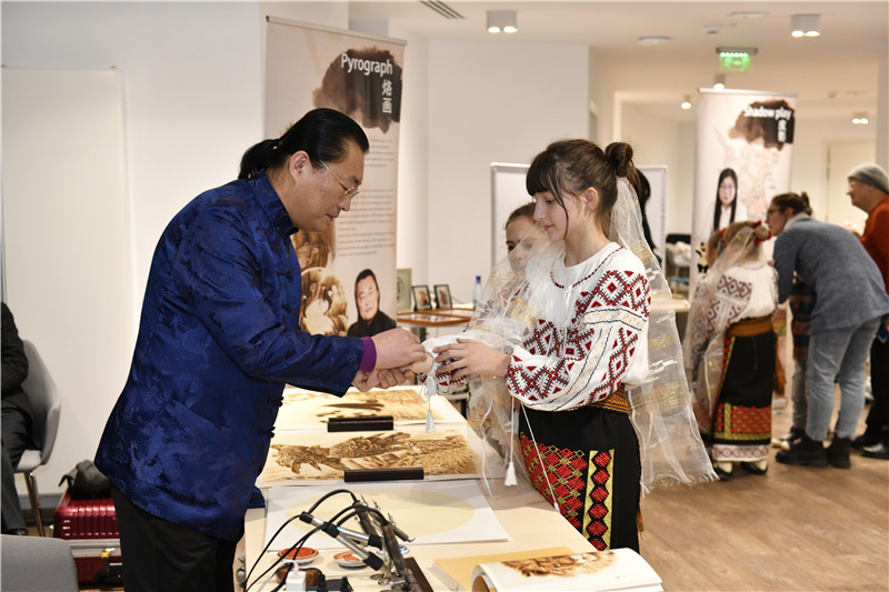 圖為羅馬尼亞小學(xué)生在現(xiàn)場(chǎng)體驗(yàn)烙畫。 布加勒斯特中國(guó)文化中心供圖