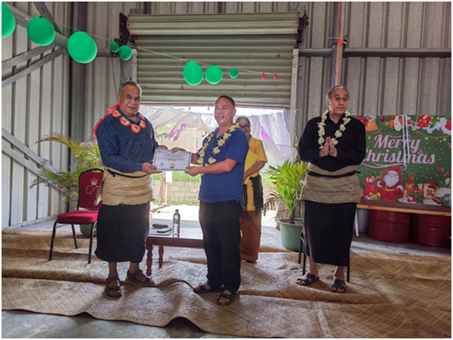 湯加農(nóng)林食品部部長佛赫為唐匯勇組長頒發(fā)獎狀和獎金。援湯加第六期農(nóng)業(yè)技術援助項目組供圖