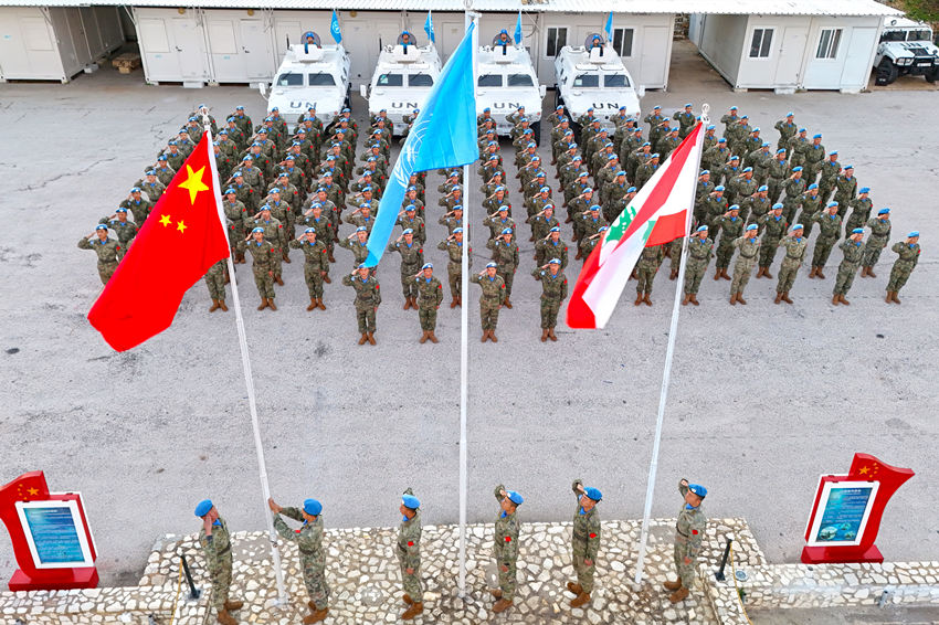 1月1日，中國第22批赴黎巴嫩維和官兵們舉行升旗儀式。胡光明攝