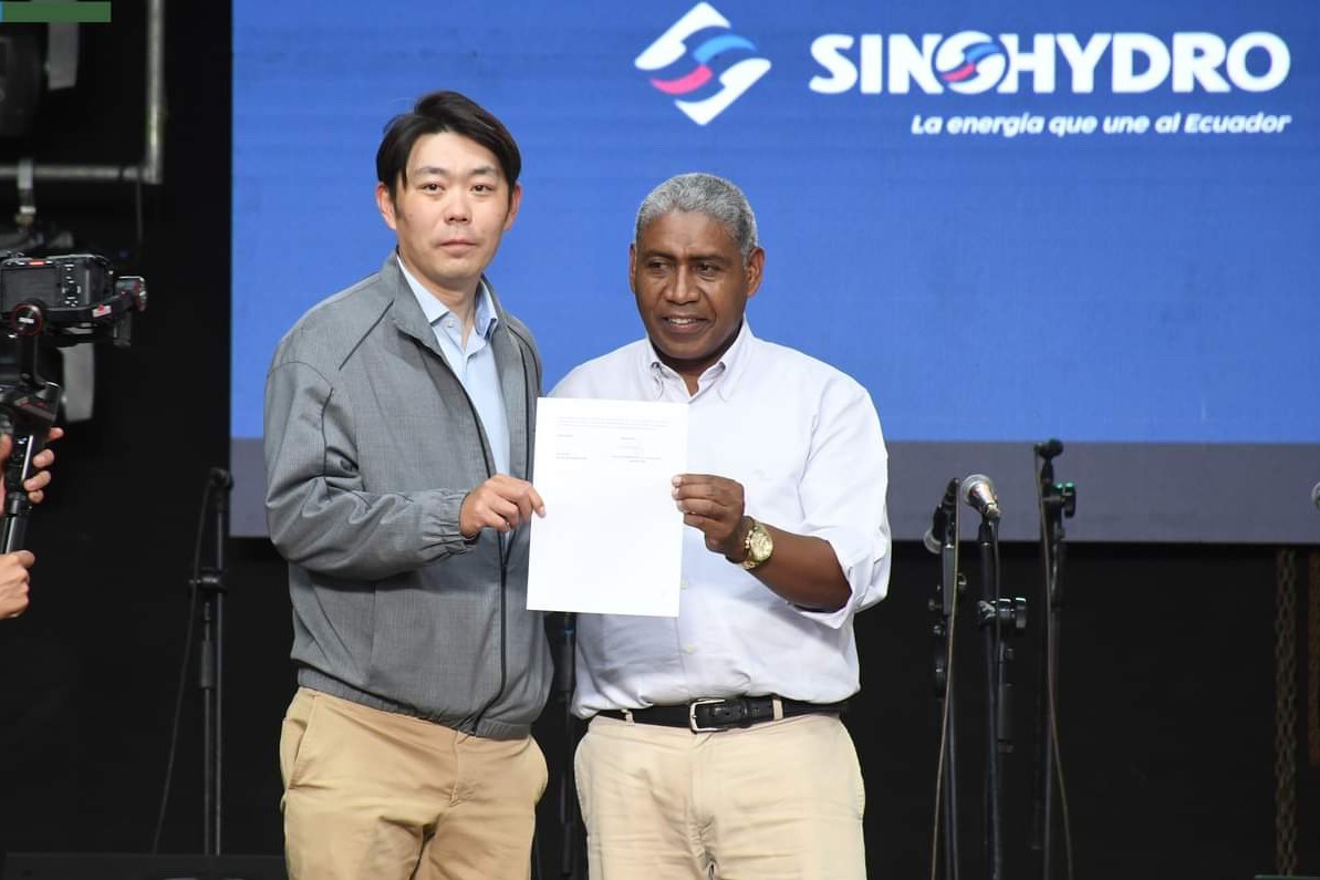 中國(guó)電建厄瓜多爾國(guó)別代表白納（左）代表中國(guó)電建向厄瓜多爾埃爾查科市康復(fù)中心捐贈(zèng)了一批康復(fù)器材，埃爾查科市市長(zhǎng)奧斯卡·德拉克魯斯·卡瓦蒂霍（右）對(duì)中國(guó)企業(yè)的善舉表示感謝。中國(guó)電建厄瓜多爾代表處供圖