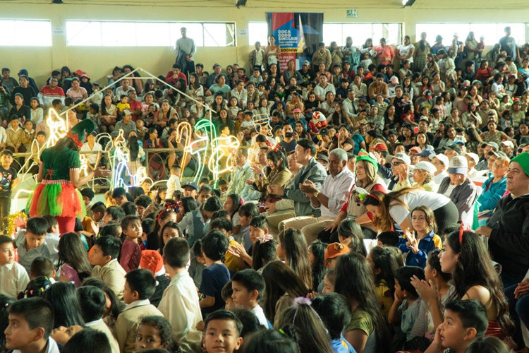捐贈(zèng)儀式在埃爾查科市中心的體育館舉行。中國(guó)電建厄瓜多爾代表處提供圖