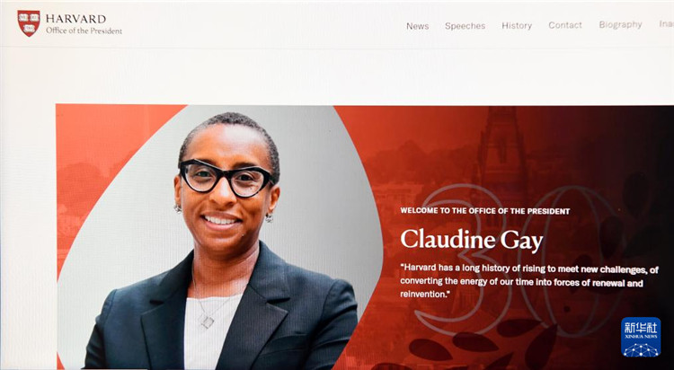 美國(guó)媒體1月2日?qǐng)?bào)道，哈佛大學(xué)校長(zhǎng)蓋伊宣布辭職。這是1月2日拍攝的有蓋伊照片的哈佛大學(xué)官網(wǎng)校長(zhǎng)辦公室頁(yè)面。新華社記者李睿 攝