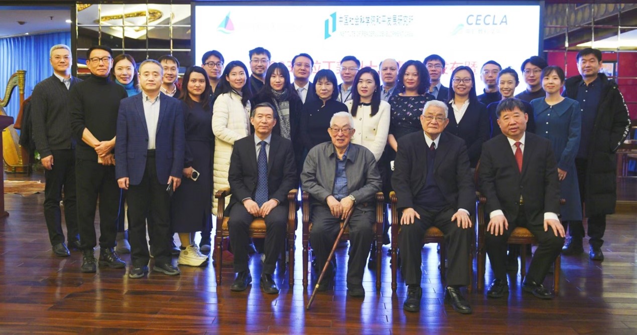 與會專家學者舉行合影。主辦方供圖
