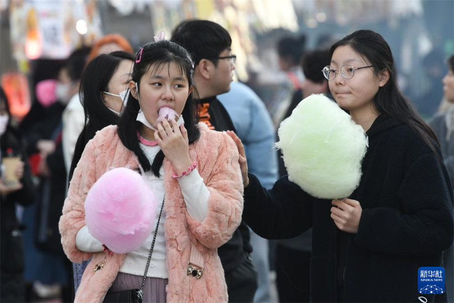 1月5日，在日本名古屋市第18屆“名古屋中國(guó)春節(jié)祭”上，游客品嘗棉花糖。新華社記者 岳晨星 攝