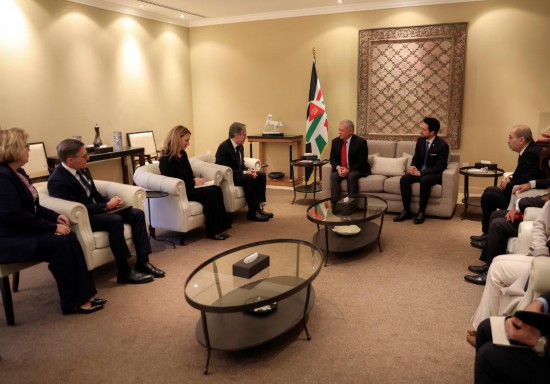 1月7日，約旦國王阿卜杜拉二世（中右）在安曼會(huì)見到訪的美國國務(wù)卿布林肯（中左）。新華社發(fā)（約旦王宮供圖）