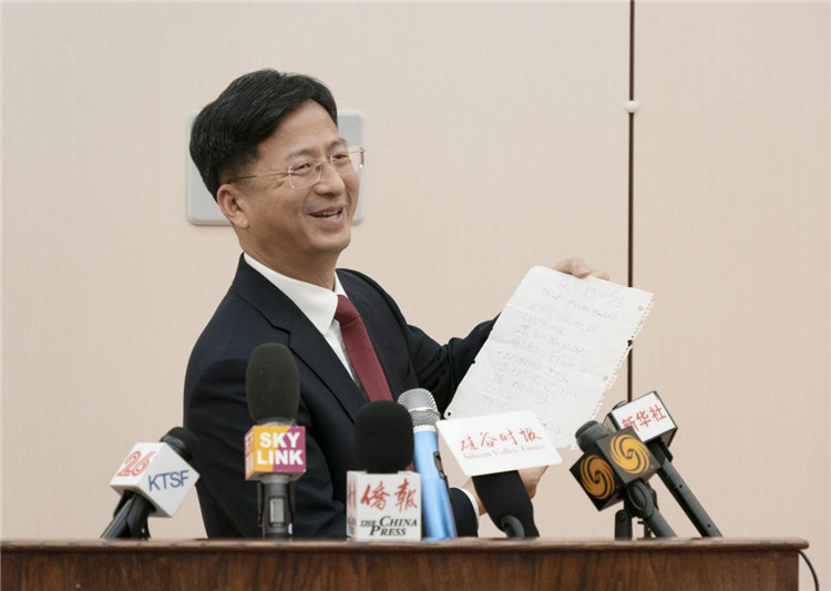 張建敏總領事向媒體展示領區(qū)小學生來信。中國駐舊金山總領館供圖