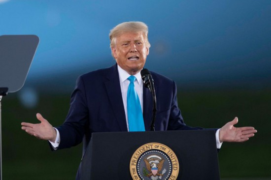 這是2020年9月3日時任美國總統(tǒng)特朗普在美國賓夕法尼亞州拉特羅布參加競選集會的資料照片。新華社記者劉杰攝