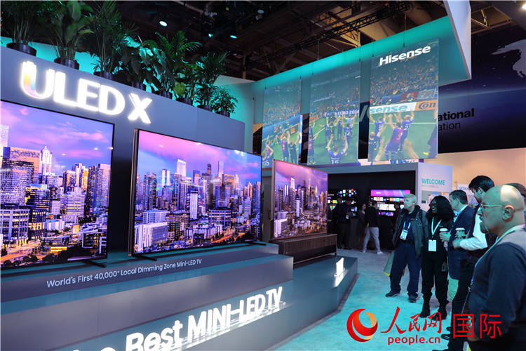 在2024年美國消費(fèi)電子展上，人們駐足觀看中國企業(yè)海信推出的ULED X系列電視110UX，該產(chǎn)品獲得“2024年美國消費(fèi)電子展創(chuàng)新獎”。人民網(wǎng)記者 李志偉攝