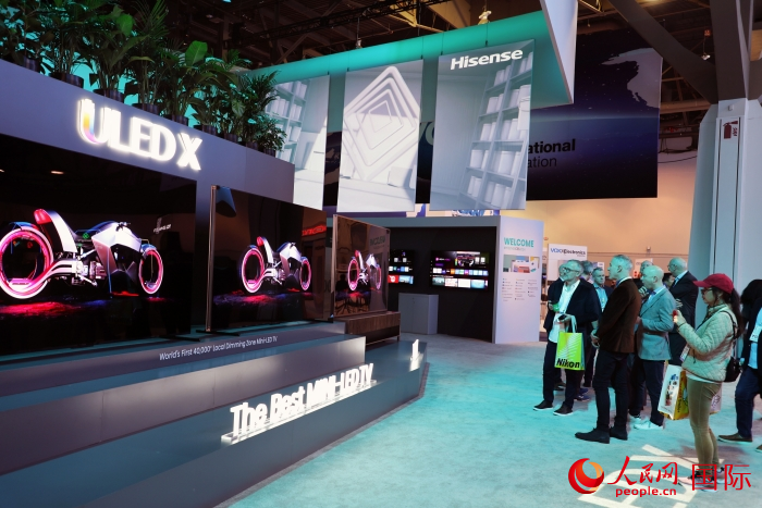 海信在此次展會上推出ULED X系列電視110UX，是全球首臺4萬+分區(qū)MiniLED電視，斬獲2024年美國消費電子展創(chuàng)新獎。人民網(wǎng)記者 李志偉攝