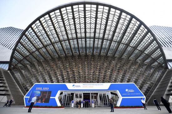 2023年10月30日，參會嘉賓步入長沙國際會議中心。當(dāng)日，以“全球發(fā)展 共享安全”為主題的博鰲亞洲論壇全球經(jīng)濟(jì)發(fā)展與安全論壇第二屆大會在湖南長沙開幕。新華社記者 陳振海 攝