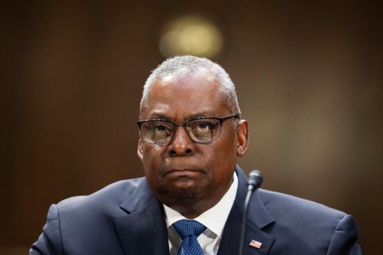 這是2023年10月31日，在美國(guó)首都華盛頓國(guó)防部長(zhǎng)奧斯汀出席國(guó)會(huì)聽(tīng)證會(huì)。新華社記者劉杰攝