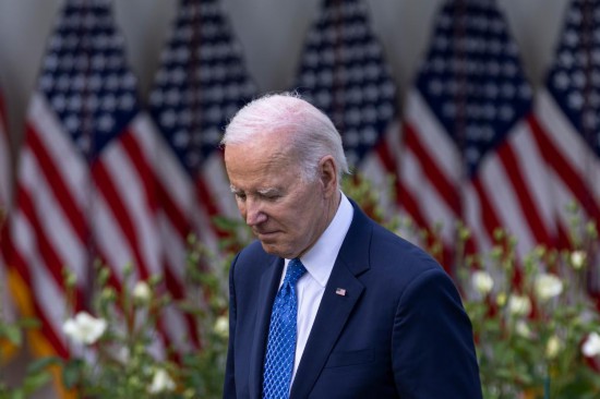 2023年4月24日，美國(guó)總統(tǒng)拜登在首都華盛頓白宮出席活動(dòng)。新華社發(fā)（亞倫攝）