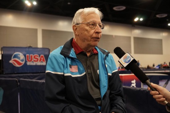 2023年12月16日，中美“乒乓外交”親歷者戴爾·斯威里斯在2023年美國乒乓球公開賽老年組比賽間隙接受新華社記者專訪。