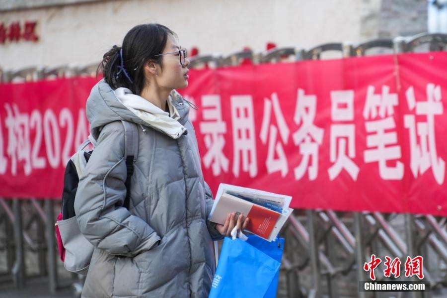 2023年11月26日，山西省太原市，考生步入考場(chǎng)。當(dāng)日，中央機(jī)關(guān)及其直屬機(jī)構(gòu)2024年度考試錄用公務(wù)員公共科目筆試舉行。<a target='_blank' href='/'><p  align=