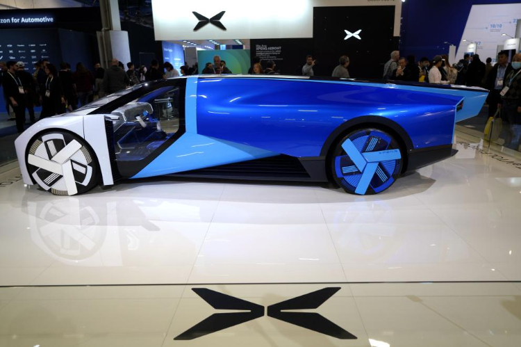 1月11日，人們在美國拉斯維加斯消費(fèi)電子展小鵬公司展臺(tái)觀看電動(dòng)飛行汽車Aeroht。新華社記者吳曉凌攝