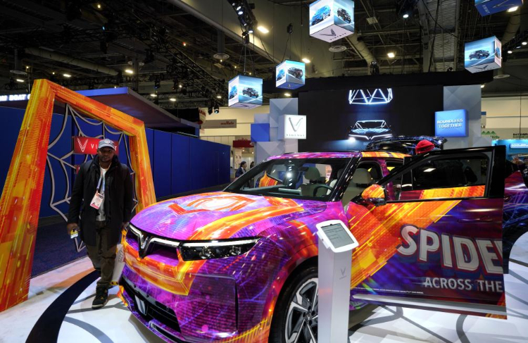 1月11日，人們在美國拉斯維加斯消費(fèi)電子展越南電動(dòng)汽車制造商VinFast展臺(tái)參觀。新華社記者吳曉凌攝